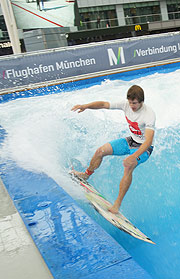 Eisbach Surfer Jan Vogt durfte 2014 als erster auf der Welle sein Können zeigen (©Foto:Martin Schmitz)